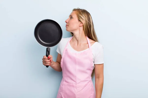 Blonde Young Adult Woman Profile View Thinking Imagining Daydreaming Chef — Fotografia de Stock