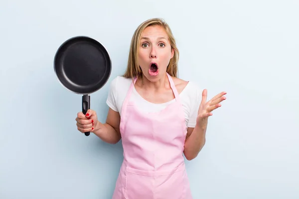 Loira Jovem Mulher Adulta Sentindo Extremamente Chocado Surpreso Conceito Chef — Fotografia de Stock