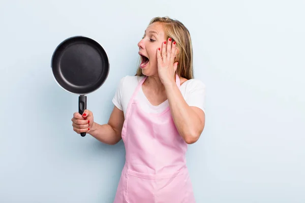 Loira Jovem Mulher Adulta Sentindo Feliz Animado Surpreso Conceito Chef — Fotografia de Stock