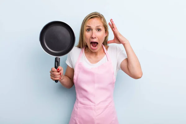 Blonde Junge Erwachsene Frau Schreit Mit Erhobenen Händen Der Luft — Stockfoto