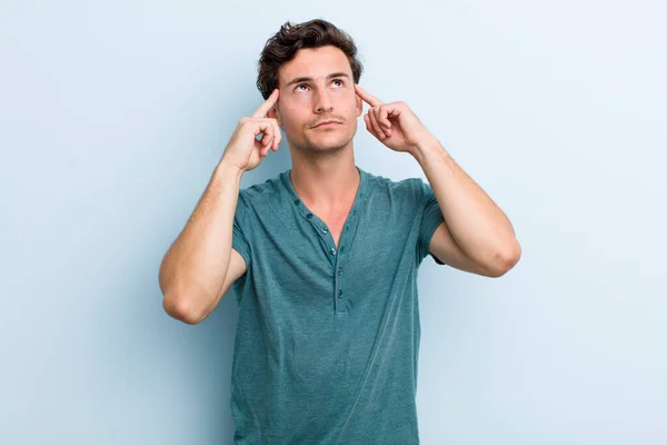 Jovem Homem Bonito Sentindo Confuso Duvidoso Concentrando Uma Ideia Pensando — Fotografia de Stock