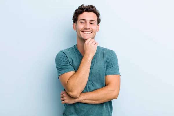 Genç Yakışıklı Bir Adam Mutlu Kendinden Emin Bir Ifadeyle Gülümsüyor — Stok fotoğraf