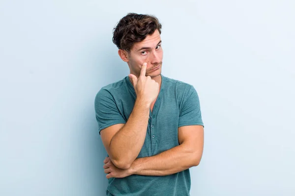 Jovem Bonito Homem Manter Olho Você Não Confiando Assistindo Ficar — Fotografia de Stock