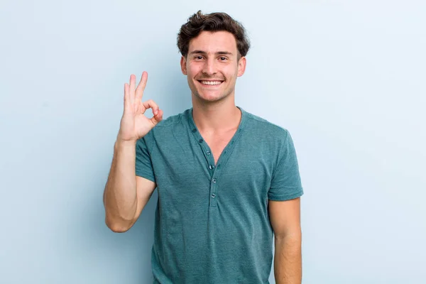 Jovem Bonito Homem Sentindo Feliz Relaxado Satisfeito Mostrando Aprovação Com — Fotografia de Stock