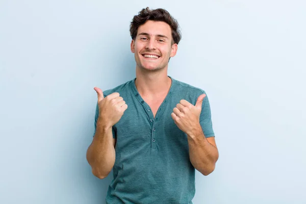 Mladý Pohledný Muž Radostně Usmívá Vypadá Šťastně Oběma Palci Nahoru — Stock fotografie