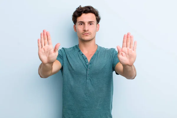 Giovane Bell Uomo Che Sembra Serio Infelice Arrabbiato Scontento Proibendo — Foto Stock