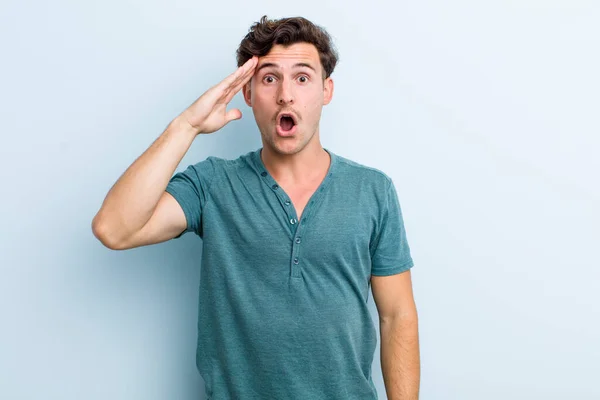 Jovem Bonito Homem Olhando Feliz Surpreso Surpreso Sorrindo Percebendo Incrível — Fotografia de Stock