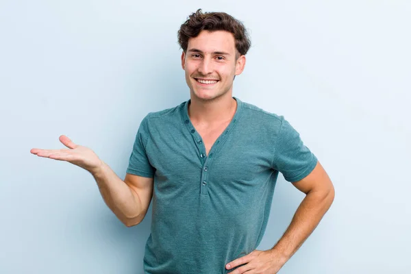 Jovem Homem Bonito Sorrindo Sentindo Confiante Bem Sucedido Feliz Mostrando — Fotografia de Stock