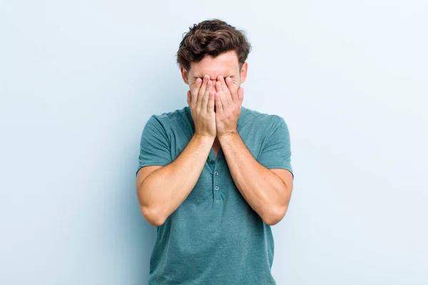 Joven Guapo Sintiéndose Triste Frustrado Nervioso Deprimido Cubriendo Cara Con — Foto de Stock