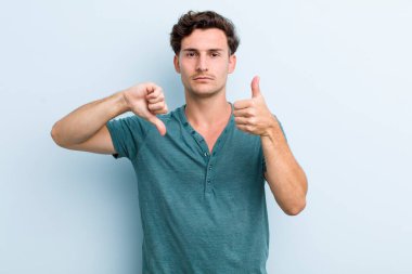 Genç yakışıklı, kafası karışmış, bilgisiz ve kararsız hissediyor. İyi ve kötü seçenekleri farklı seçeneklerle tartıyor.