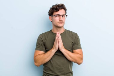 Genç yakışıklı adam gururlu, yaramaz ve kibirli. Şeytani bir plan kurarken ya da bir numara düşünürken.