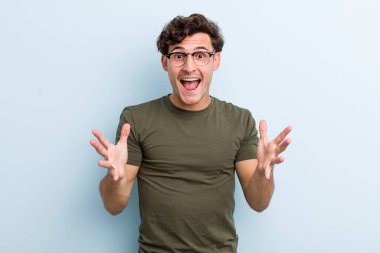 Genç yakışıklı adam kendini mutlu, şaşkın, şanslı ve şaşırmış hissediyor. İnanılmaz!