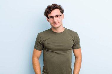 Genç yakışıklı, gururlu, kendinden emin, havalı, küstah, küstah, gülümseyen, başarılı hisseden bir adam.