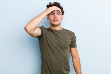 Genç yakışıklı bir adam unutulmuş bir mühlet yüzünden panikliyor, stresli hissediyor, bir pisliği ya da hatayı örtbas etmek zorunda kalıyor.