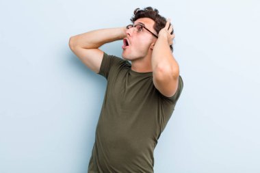 Genç ve yakışıklı bir adam, korkunç ve şok olmuş görünüyor. Korkunç bir hata yüzünden, el ele tutuşuyor.