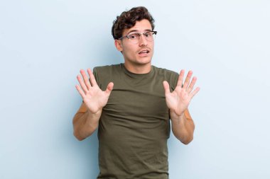 Genç yakışıklı adam gergin, endişeli ve endişeli görünüyor. Benim hatam olmadığını söylüyor. Yoksa ben yapmadım. 