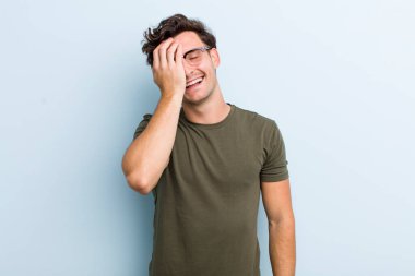 Genç yakışıklı adam gülüyor ve alnına şaplak atıyor. Unuttum ya da aptalca bir hataydı. 