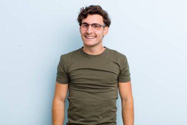 Genç yakışıklı, büyük, dost canlısı, kaygısız bir gülümsemesi olan, pozitif, rahat ve mutlu görünen, ürpertici