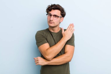 Genç yakışıklı bir adam kafası karışık ve bilgisiz, şüpheli bir açıklama ya da düşünceyi merak ediyor.