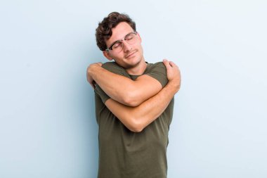 Genç, yakışıklı, aşık, gülümseyen, kendine sarılan, bekar, bencil ve bencil bir adam.