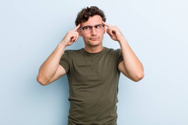 Genç yakışıklı bir adam konsantre olmuş ve bir fikir üzerinde kafa yoruyor, bir meydan okumaya ya da soruna bir çözüm hayal ediyor.