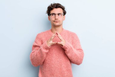 Genç yakışıklı adam entrikalar ve komplolar kuruyor, hilekar hileler ve hileler düşünüyor, kurnazlık ve ihanet