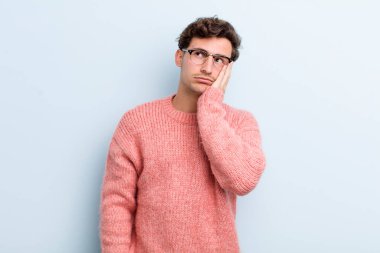 Genç ve yakışıklı bir adam yorgun, sıkıcı ve sıkıcı bir işin ardından sıkılmış, hayal kırıklığına uğramış ve uykulu hisseder.