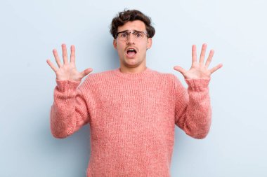 Genç yakışıklı adam sersemlemiş ve korkmuş hissediyor. Korkutucu bir şeyden korkuyor. Elleri açık ve uzak dur diyor.