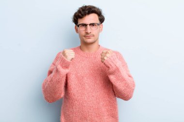 Genç, yakışıklı, kendine güvenen, sinirli, güçlü ve agresif bir adam. Yumrukları boks pozisyonunda dövüşmeye hazır.