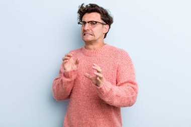 Genç yakışıklı adam tiksiniyor ve midesi bulanıyor. İğrenç, kokuşmuş ya da kötü kokan bir şeyden kaçıyor.