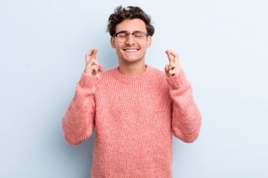 Genç yakışıklı adam gergin ve umutlu, şans diliyor ve dua ediyor.