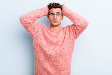 Genç yakışıklı adam hayal kırıklığına uğramış ve sıkılmış hissediyor, başarısızlıktan bıkmış ve bıkmış, sıkıcı işlerden bıkmış