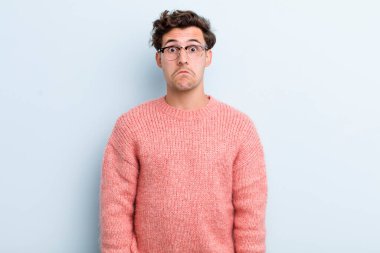 Genç yakışıklı adam üzgün ve stresli, kötü bir sürpriz yüzünden üzgün, olumsuz, endişeli bir bakışla