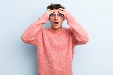 Dehşete kapılmış ve şok olmuş hisseden genç yakışıklı adam, bir hata yüzünden el ele tutuşuyor ve panikliyor.