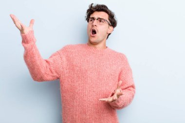 Genç yakışıklı bir adam opera yapıyor ya da konserde şarkı söylüyor, romantik, sanatsal ve tutkulu hissediyor.