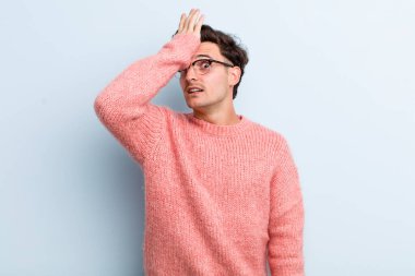 Aptal bir hata yaptıktan ya da hatırladıktan sonra kendini aptal gibi hissederek avuçtan avuca kadar büyüten genç yakışıklı adam.