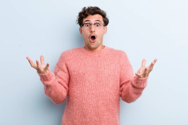 Genç ve yakışıklı bir adam son derece şok olmuş ve şaşırmış, endişeli ve paniklemiş, stresli ve dehşete kapılmış görünüyor.