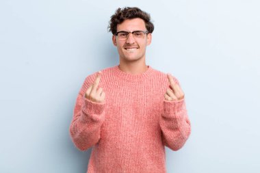 Genç yakışıklı adam kışkırtıcı, agresif ve müstehcen hissediyor. İsyankar bir tavırla orta parmağını hareket ettiriyor.