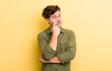 Genç yakışıklı adam sana göz kulak oluyor, güvenmiyor, izliyor, tetikte ve tetikte.