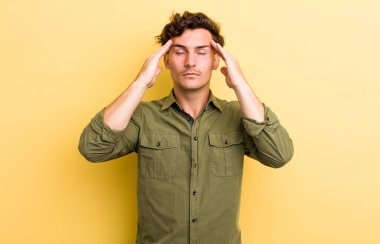 Genç yakışıklı adam konsantre, düşünceli ve ilham verici, beyin fırtınası yapıyor ve hayal kuruyor.