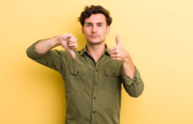 Genç yakışıklı, kafası karışmış, bilgisiz ve kararsız hissediyor. İyi ve kötü seçenekleri farklı seçeneklerle tartıyor.