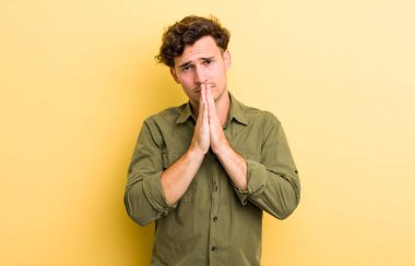 Genç, yakışıklı, endişeli, umutlu ve dindar bir adam. Avuçlarına bastırılmış, af dileyen sadık bir şekilde dua ediyor.