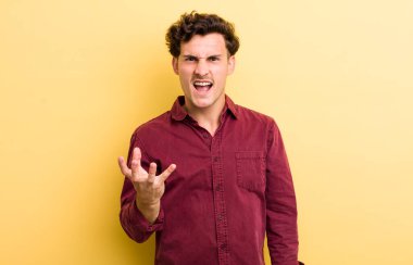 Genç yakışıklı adam sinirli, sinirli ve hayal kırıklığına uğramış görünüyor. Senin neyin var? 