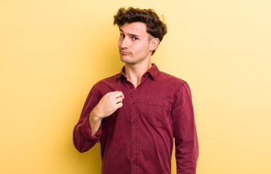 Genç yakışıklı adam kibirli, başarılı, pozitif ve gururlu görünüyor, kendini gösteriyor.