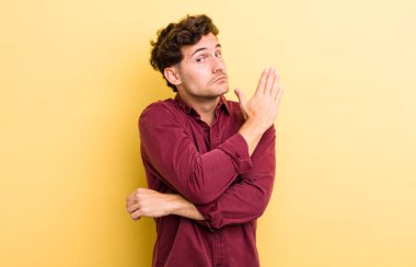 Genç yakışıklı bir adam kafası karışık ve bilgisiz, şüpheli bir açıklama ya da düşünceyi merak ediyor.