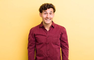 Genç yakışıklı, büyük, dost canlısı, kaygısız bir gülümsemesi olan, pozitif, rahat ve mutlu görünen, ürpertici