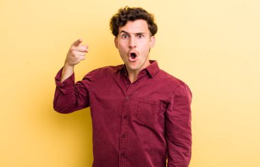 Genç yakışıklı bir adam kızgın agresif bir ifadeyle kameraya bakıyor. Öfkeli, çılgın bir patron gibi görünüyor.