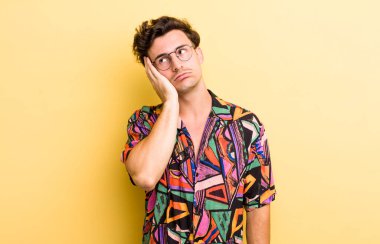 Genç ve yakışıklı bir adam yorgun, sıkıcı ve sıkıcı bir işin ardından sıkılmış, hayal kırıklığına uğramış ve uykulu hisseder.