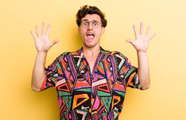 Genç yakışıklı adam sersemlemiş ve korkmuş hissediyor. Korkutucu bir şeyden korkuyor. Elleri açık ve uzak dur diyor.