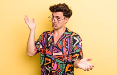 Aptal, deli, kafası karışmış, kafası karışmış, kafası karışmış, sinirli ve cahil bir genç adam.